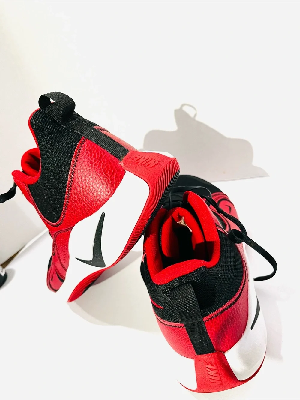 Nike Men’s FLY BY 2 Mid Low-Top Basketball  Shoes.  Black& Red.      SIZE 11 - Picture 2 of 10